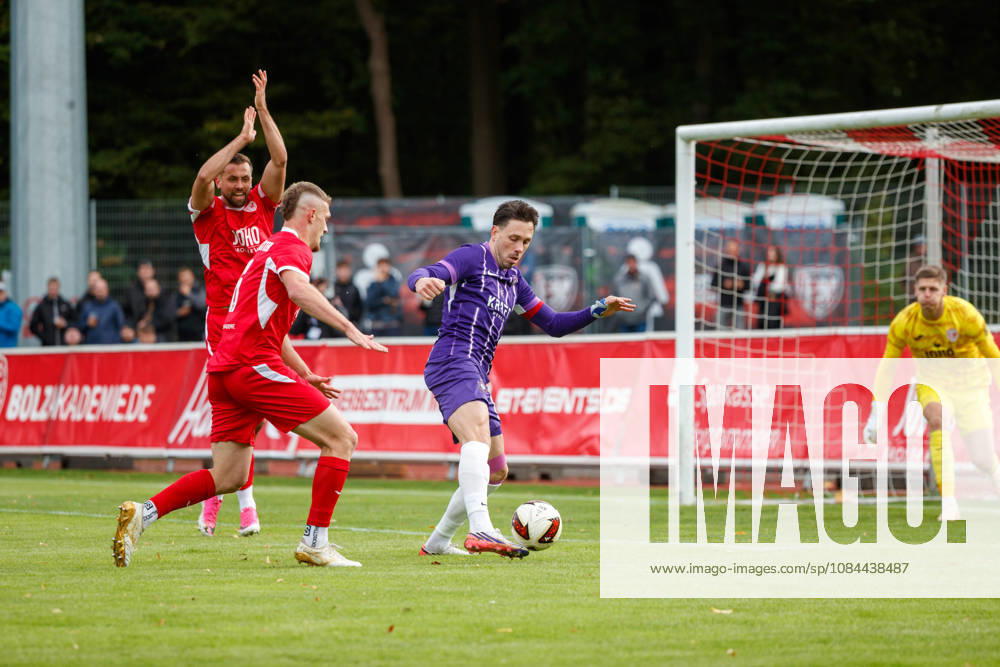 Links Lukas Walchhütter (Greifswald) gegen Marcel Bär (Aue) ; GER, Greifswalder FC vs. FC Erzgebirge Aue, Fußball, Männer, Regionalliga Nordost, 12.Spieltag, Spielzeit 2026 2027, 11.10.2026 Greifswald Volksstadion Mecklenburg - Vorpommern Deutschland