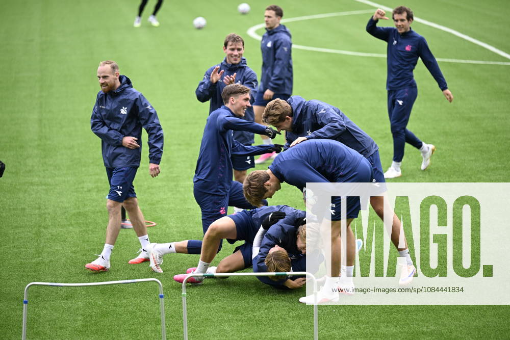 Champions League soccer, Viking vs. Bayern Munich, Stavanger, October 12, 2026: Herman Johan Haugen, Joe Bell, and Kristoffer Askildsen during Viking’s training session at Lyse Arena in Stavanger, ahead of the Champions League match between Viking and Bayern Munich. Photo: Carina Johansen, NTB, Stavanger, Norway. . RESTRICTED USE FOR BETTING COMPANIES.