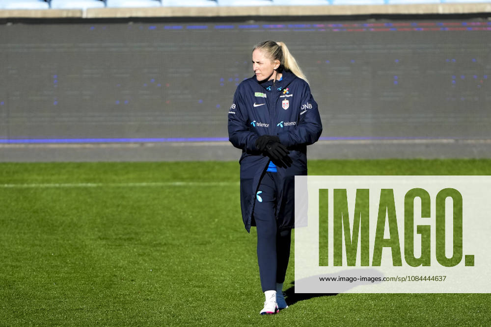 Soccer, training with the Norwegian women s national soccer team Oslo 20261012 National team coach Gemma Grainger during training with the Norwegian women s national soccer team at Ullevaal Stadium ahead of the match against Romania Photo: Fredrik Varfjell, NTB, Oslo, Norway RESTRICTED USE FOR BETTING COMPANIES