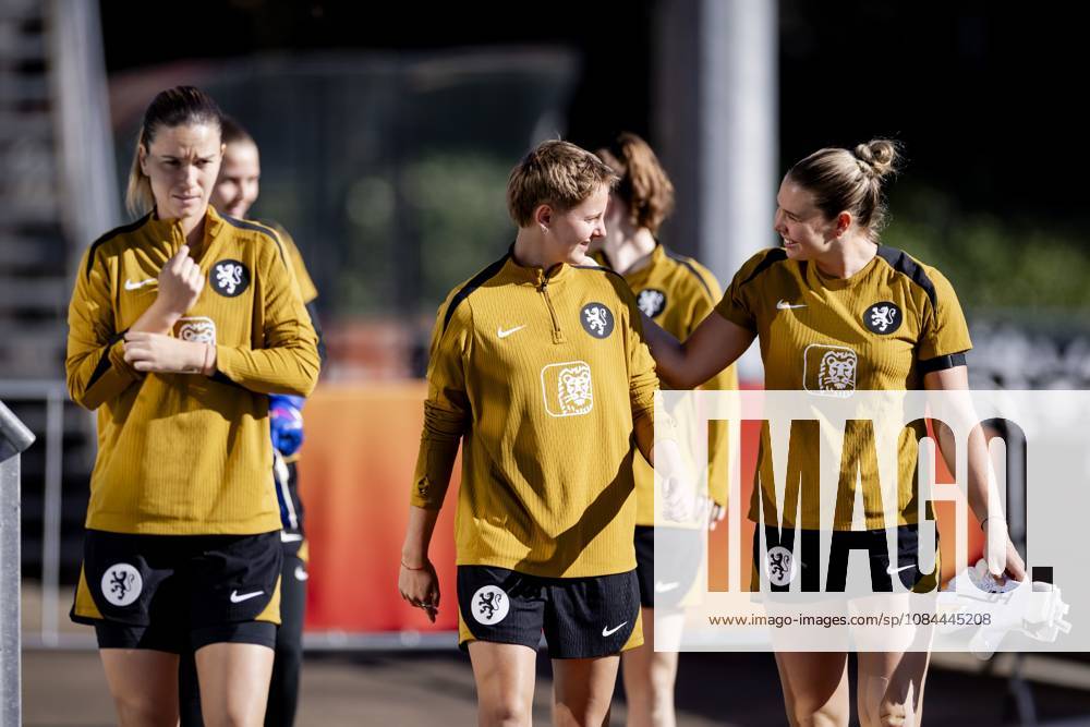 ZEIST - Damaris Egurrola, Isa Kardinaal and Lize Kop during a training session of the Dutch women s football team in preparation for the World Cup qualifying match against Hungary. ROBIN VAN LONKHUIJSEN ANP ANPxSportx IVx 572226552 originalFilename: 572226552
