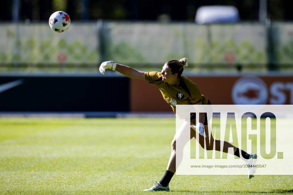 ZEIST - Lize Kop during a training session of the Dutch women s football team in preparation for the World Cup qualifying match against Hungary. ROBIN VAN LONKHUIJSEN ANP ANPxSportx IVx 572227232 originalFilename: 572227232