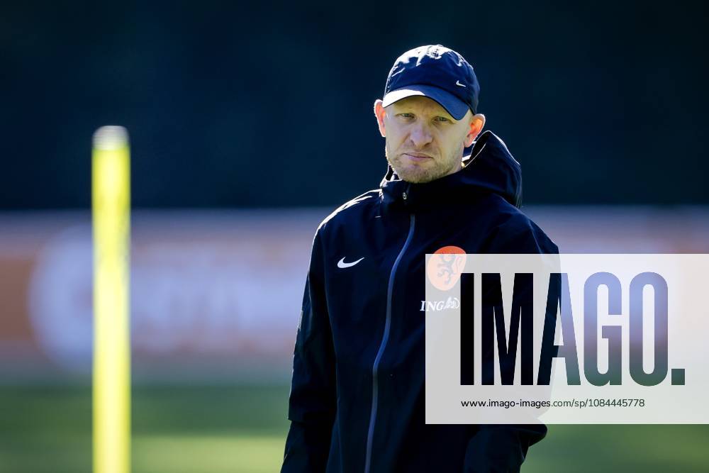 ZEIST - National coach Arjan Veurink during a training session of the Dutch women s football team in preparation for the World Cup qualifying match against Hungary. ROBIN VAN LONKHUIJSEN ANP ANPxSportx IVx 572227970 originalFilename: 572227970