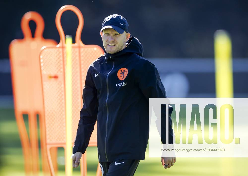 ZEIST - National coach Arjan Veurink during a training session of the Dutch women s football team in preparation for the World Cup qualifying match against Hungary. ROBIN VAN LONKHUIJSEN ANP ANPxSportx IVx 572227978 originalFilename: 572227978