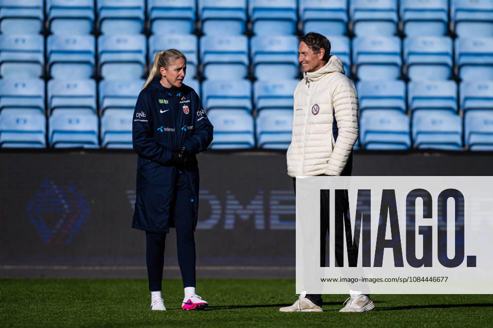 Head coach Gemma Grainger of the Norwegian womens national football team during a training session on October 12, 2026 in Oslo. Photo: Marius Simensen BILDBYRAN Cop 238 bbeng dam fifa women s world cup qualifier football fotball fotboll norge norway practice soccer training trening träning