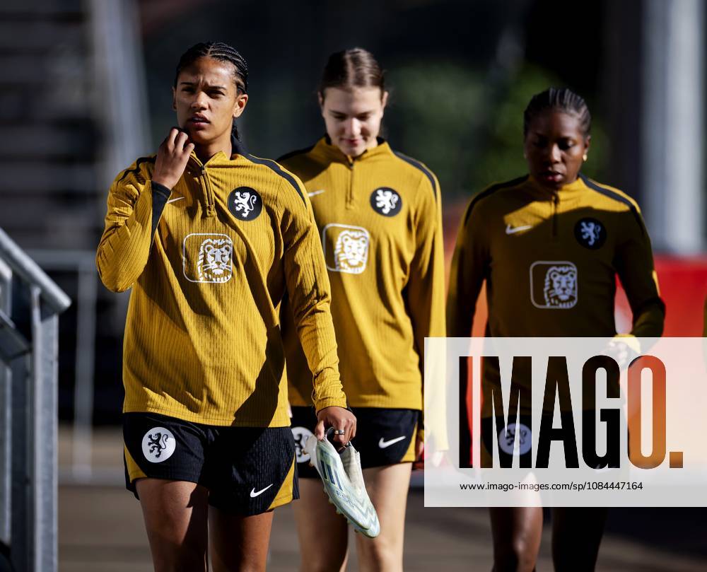 ZEIST - Esmee Brugts, Lotte Keukelaar and Lineth Beerensteyn during a training session of the Dutch women s football team in preparation for the World Cup qualifying match against Hungary. ROBIN VAN LONKHUIJSEN ANP ANPxSportx IVx 572231068 originalFilename: 572231068