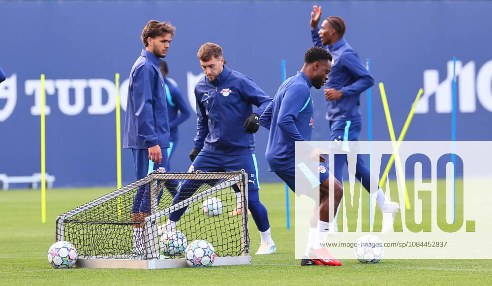 RB Leipzig - Training Champions League Leipzig, 12.10.2026, RB Akademie, UEFA Champions League , RB Leipzig - Abschlusstraining am Vortag von RBLeipzig v. PSV Eindhoven , Im Bild v.l.: Max Finkgräfe Finkgraefe (35, RB Leipzig), Brajan Gruda (10, RB Leipzig), Ridle Baku (17, RB Leipzig) und Ezechiel Banzuzi (6, RB Leipzig) ,