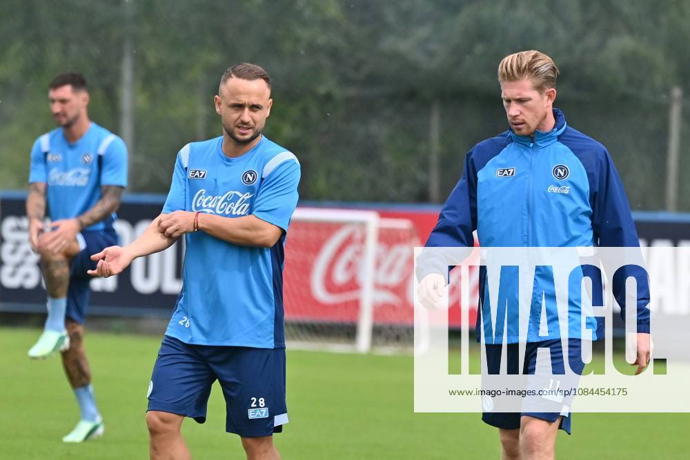 Foto IPP Felice De Martino Castel Volturno (Ce) 12 10 2026 Allenamento Napoli pre gara Champions League con il Villareal Nella foto: Stanislav Lobotka e Kevin De Bruyne Italy Photo Press World Copyright Castel Volturno italy ITALY