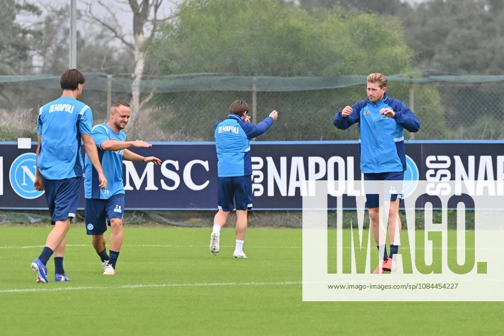 Foto IPP Felice De Martino Castel Volturno (Ce) 12 10 2026 Allenamento Napoli pre gara Champions League con il Villareal Nella foto: Stanislav Lobotka e Kevin De Bruyne Italy Photo Press World Copyright Castel Volturno italy ITALY