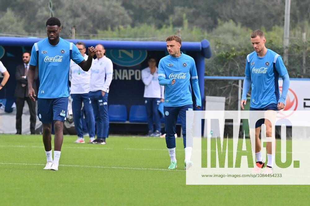 Foto IPP Felice De Martino Castel Volturno (Ce) 12 10 2026 Allenamento Napoli pre gara Champions League con il Villareal Nella foto: Benoît Badiashile, Noa Lang e Sam Beukema Italy Photo Press World Copyright Castel Volturno italy ITALY