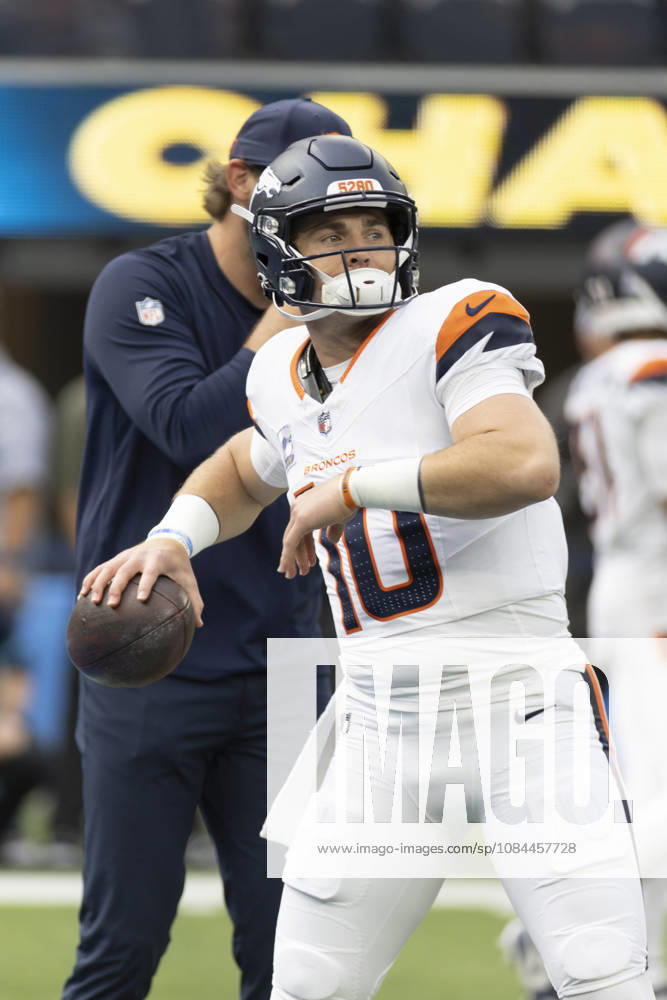 Denver Broncos Quarterback Bo Nix (10) warms up before an NFL, American Football Herren, USA football game against Los Angeles Chargers, in Inglewood, Calif. on Sunday Oct. 11, 2026. Inglewood USA - ZUMAc68_ 20261011_zaf_c68_040