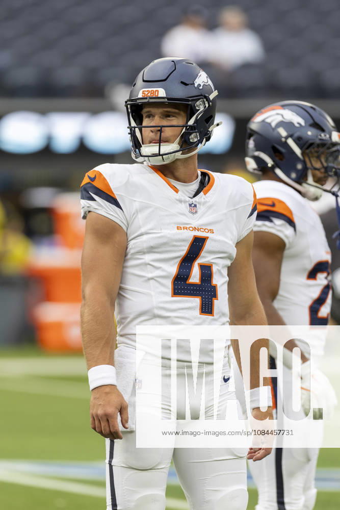 Denver Broncos Quarterback Sam Ehlinger (4) warms up before an NFL, American Football Herren, USA football game against Los Angeles Chargers, in Inglewood, Calif. on Sunday Oct. 11, 2026. Inglewood USA - ZUMAc68_ 20261011_zaf_c68_041