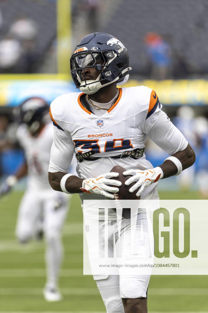 Denver Broncos Safety Miles Scott (39) warms up before an NFL, American Football Herren, USA football game against Los Angeles Chargers, in Inglewood, Calif. on Sunday Oct. 11, 2026. Inglewood USA - ZUMAc68_ 20261011_zaf_c68_045