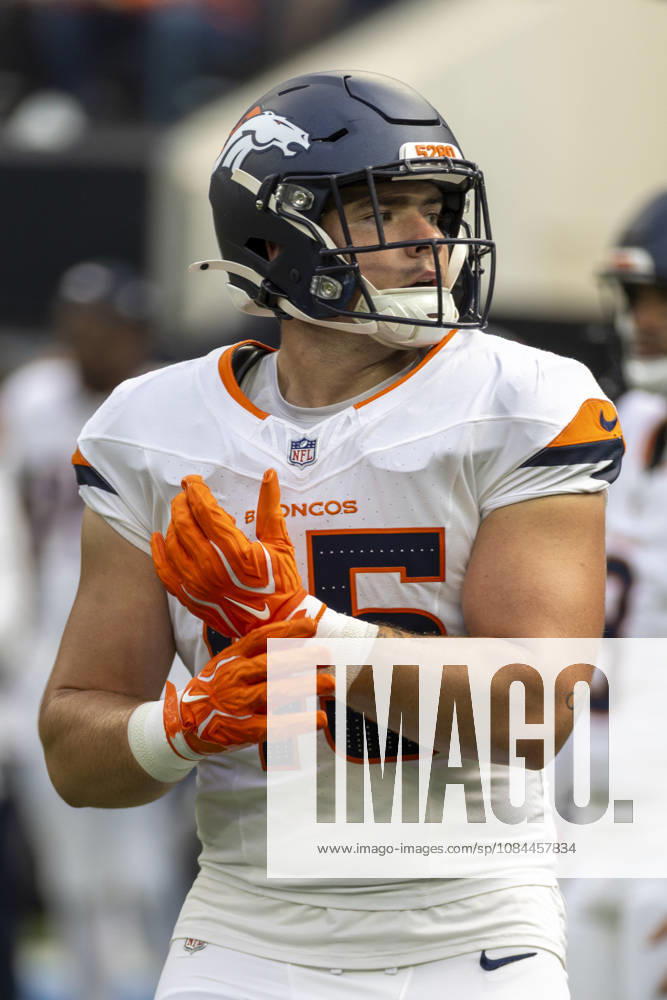Denver Broncos Tight End Nate Adkins (45) warms up before an NFL, American Football Herren, USA football game against Los Angeles Chargers, in Inglewood, Calif. on Sunday Oct. 11, 2026. Inglewood USA - ZUMAc68_ 20261011_zaf_c68_047