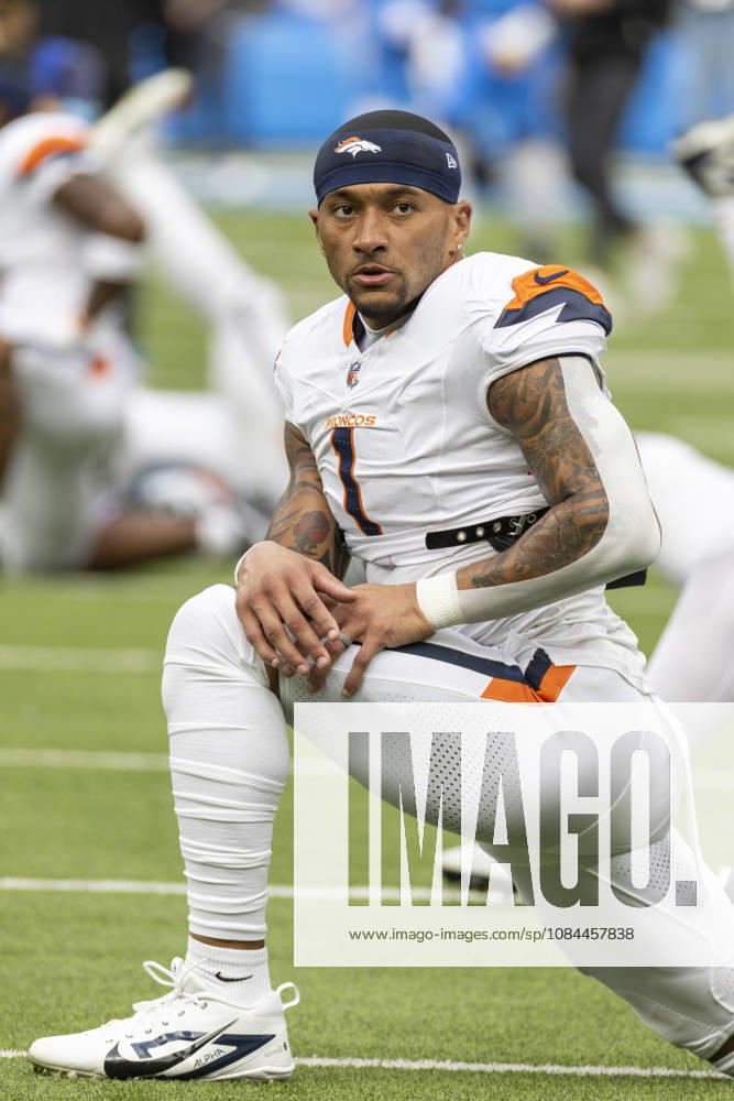 Denver Broncos Tight End Evan Engram (1) warms up before an NFL, American Football Herren, USA football game against Los Angeles Chargers, in Inglewood, Calif. on Sunday Oct. 11, 2026. Inglewood USA - ZUMAc68_ 20261011_zaf_c68_051