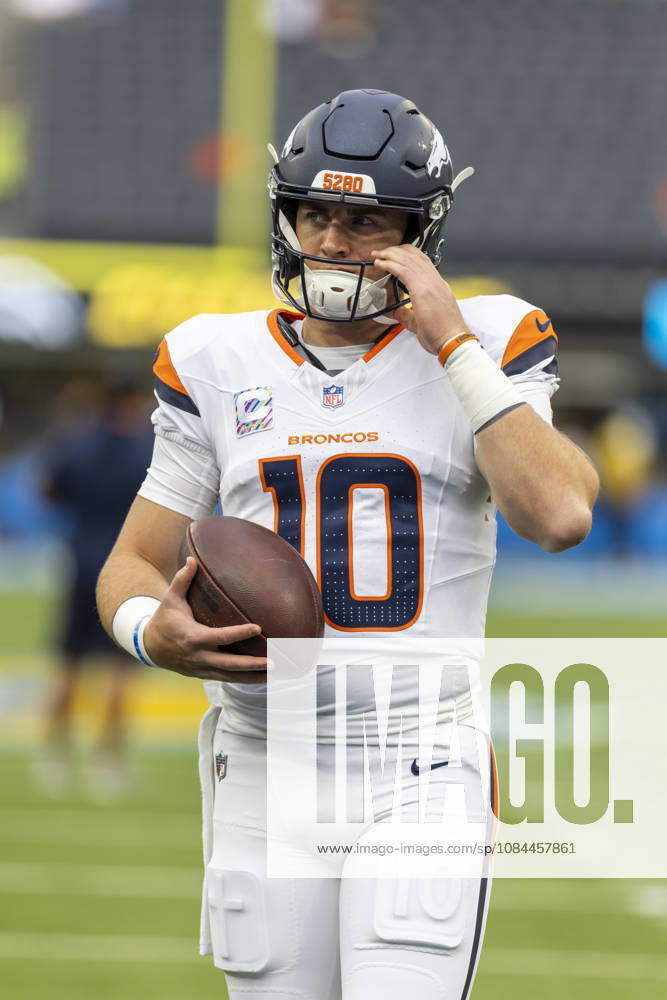 Denver Broncos Quarterback Bo Nix (10) warms up before an NFL, American Football Herren, USA football game against Los Angeles Chargers, in Inglewood, Calif. on Sunday Oct. 11, 2026. Inglewood USA - ZUMAc68_ 20261011_zaf_c68_053