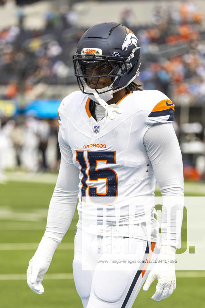 Denver Broncos Outside Linebacker Nik Bonitto (15) warms up before an NFL, American Football Herren, USA football game against Los Angeles Chargers, in Inglewood, Calif. on Sunday Oct. 11, 2026. Inglewood USA - ZUMAc68_ 20261011_zaf_c68_056