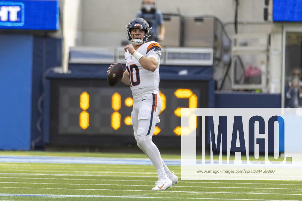 Denver Broncos Quarterback Bo Nix (10) looks to pass against Los Angeles Chargers during an NFL, American Football Herren, USA football game, in Inglewood, Calif. on Sunday Oct. 11, 2026. Inglewood USA - ZUMAc68_ 20261011_zaf_c68_140