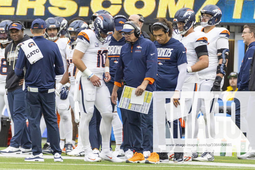 Denver Broncos head coach Sean Payton talks with Quarterback Bo Nix (10) in a timeout during an NFL, American Football Herren, USA football game against Los Angeles Chargers, in Inglewood, Calif. on Sunday Oct. 11, 2026. Inglewood USA - ZUMAc68_ 20261011_zaf_c68_141