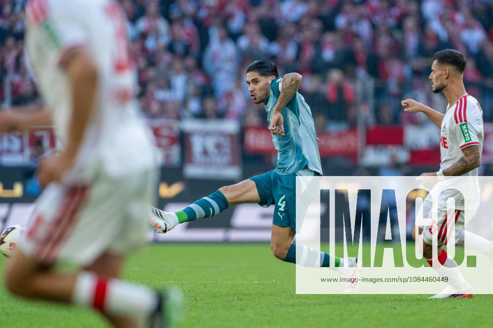 Jan Leszczynski (Borussia Moenchengladbach, 05) mit einem Pass und ausgetrecktem Bein vor Tom Krauss (1.FC Koeln, 05) 1.FC Köln vs. Borussia Moenchengladbach, Fussball, Bundesliga, 5.Spieltag, Saison 2026 27, 12.10.2026, DFL REGULATIONS PROHIBIT ANY USE OF PHOTOGRAPHS AS IMAGE SEQUENCES AND OR QUASI-VIDEO, 1.FC Köln vs. Borussia Moenchengladbach, Fussball, Bundesliga, 5.Spieltag, Saison 2026 27, 12.10.2026 Köln