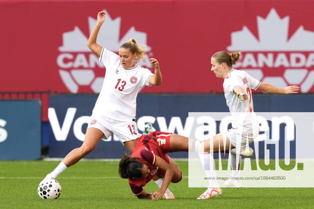 Canada s Olivia Smith, centre, is fouled by Denmark s Sara Thrige as Olivia Holdt, left, as collects the ball during first half International Friendly, Länderspiel, Nationalmannschaft action, in Toronto, on Monday Oct. 12, 2026. Canada News - October 12, 2026 - ZUMAc35_ 20261012_zaf_c35_058