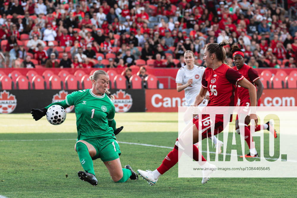 Toronto, Ontario, Toronto: Janine SONIS 16 of Canada in action during International Women Soccer Friendly between Canada and Denmark at BMO Field, Toronto on October 12, 2026. Toronto Toronto - ZUMAn333 20261012_znp_n333_049