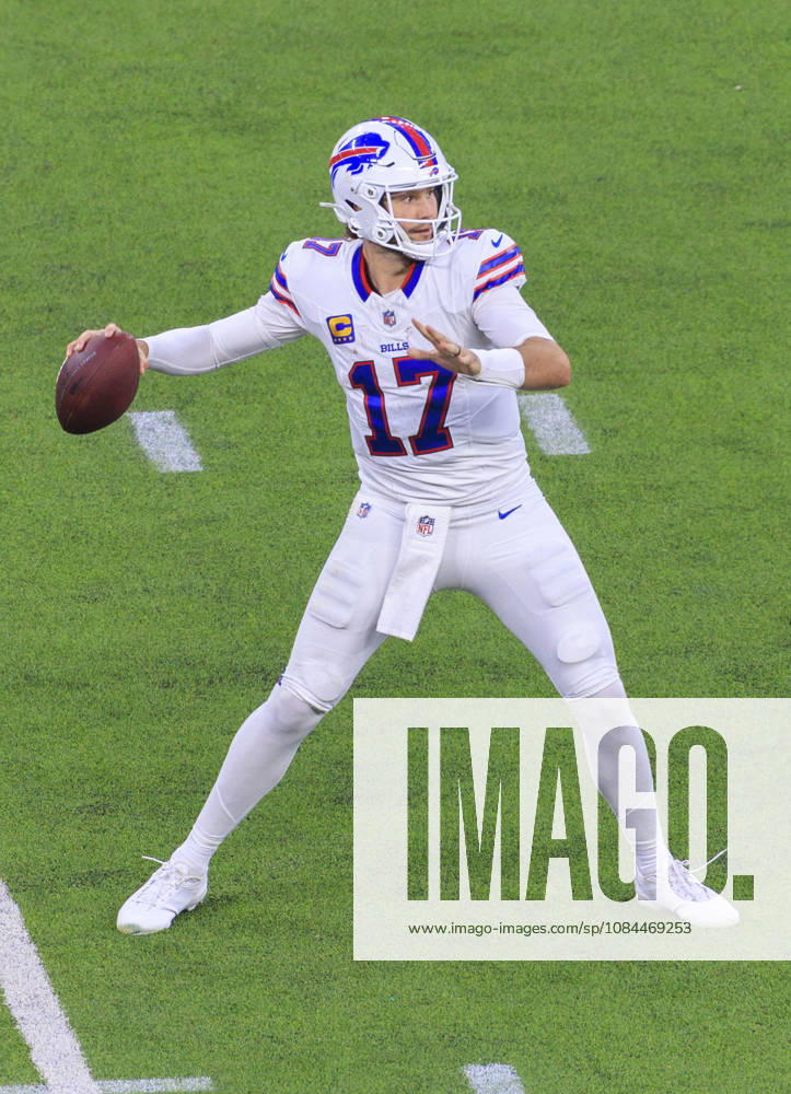 17 Josh Allen, QB of the Buffalo Bills during their regular NFL, American Football Herren, USA season game against the Los Angeles Rams on Monday October 12, 2026 at SoFi Stadium in Inglewood, California. ARIANA RUIZ PI Inglewood USA - ZUMAp124 20261012_zaa_p124_021