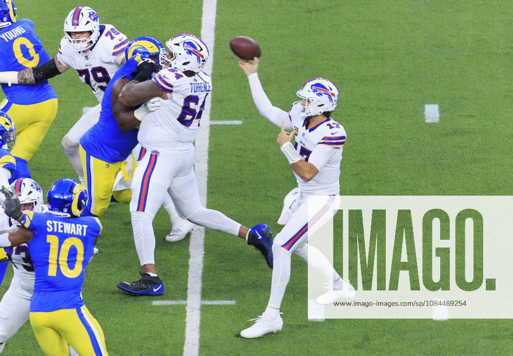 17 Josh Allen, QB of the Buffalo Bills throws a pass during their regular NFL, American Football Herren, USA season game against the Los Angeles Rams on Monday October 12, 2026 at SoFi Stadium in Inglewood, California. ARIANA RUIZ PI Inglewood USA - ZUMAp124 20261012_zaa_p124_022