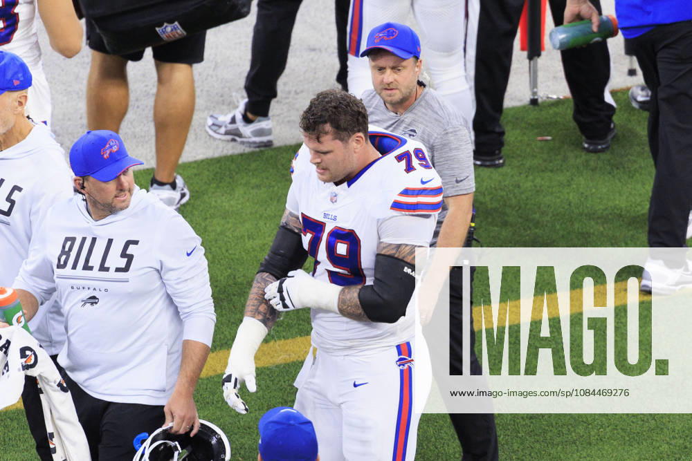 79 Spencer Brown, OT of the Buffalo Bills walks off the field after an injury during their regular NFL, American Football Herren, USA season game against the Los Angeles Rams on Monday October 12, 2026 at SoFi Stadium in Inglewood, California. ARIANA RUIZ PI Rams Vs. Bills - ZUMAp124 20261012_zaa_p124_037
