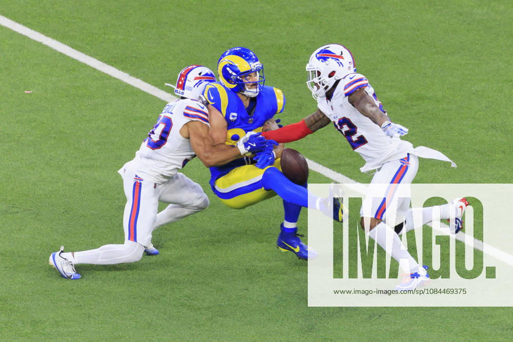 22 CJ Gardner-Johnson, S of the Buffalo Bills is charged with a penalty for unnecessary roughness on 89 Tyler Higbee, TE of the Los Angeles Rams during their regular NFL, American Football Herren, USA season game on Monday October 12, 2026 at SoFi Stadium in Inglewood, California. ARIANA RUIZ PI Rams Vs. Bills - ZUMAp124 20261012_zaa_p124_039