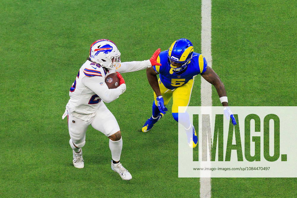 5 Kamren Kinchens, S of the Los Angeles Rams goes after 26 Ty Johnson, RB of the Buffalo Bills during a regular NFL, American Football Herren, USA game on Monday October 12, 2026 at SoFi Stadium in Inglewood, California. Rams lose to Bills, 34-37 in overtime. JAVIER ROJAS PI Rams Vs. Bills - ZUMAp124 20261012_zaa_p124_051
