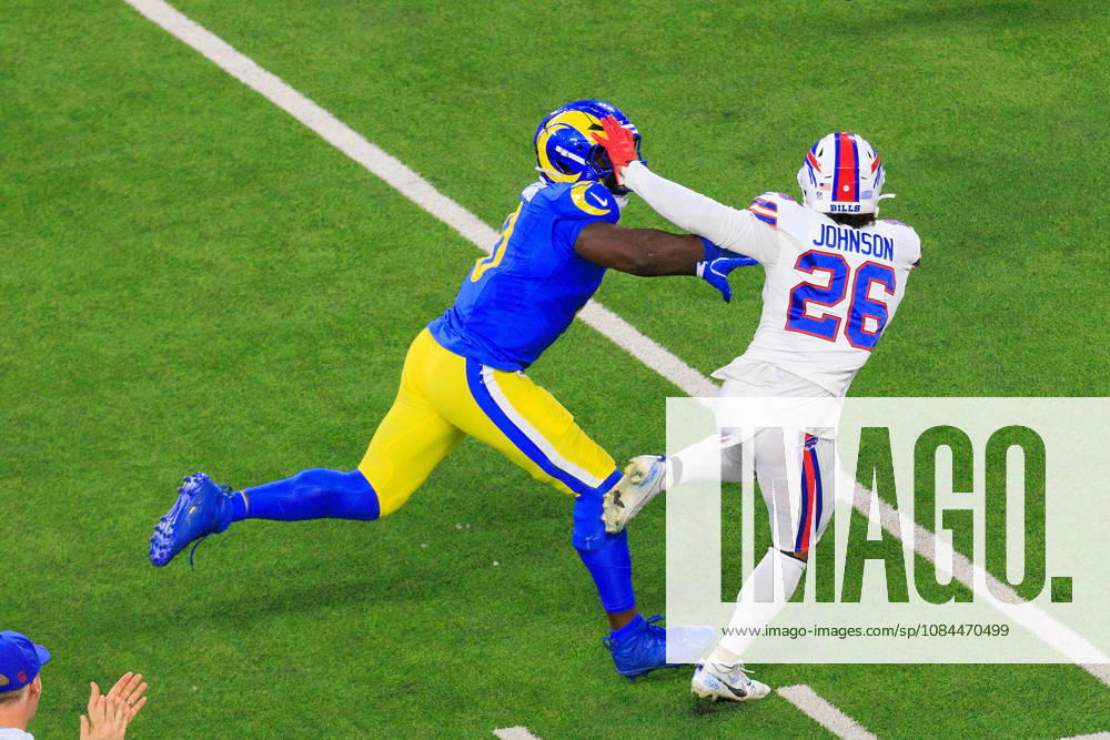 0 Byron Young, OLB of the Los Angeles Rams goes after 26 Ty Johnson, RB of the Buffalo Bills during a regular NFL, American Football Herren, USA game on Monday October 12, 2026 at SoFi Stadium in Inglewood, California. Rams lose to Bills, 34-37 in overtime. JAVIER ROJAS PI Rams Vs. Bills - ZUMAp124 20261012_zaa_p124_053