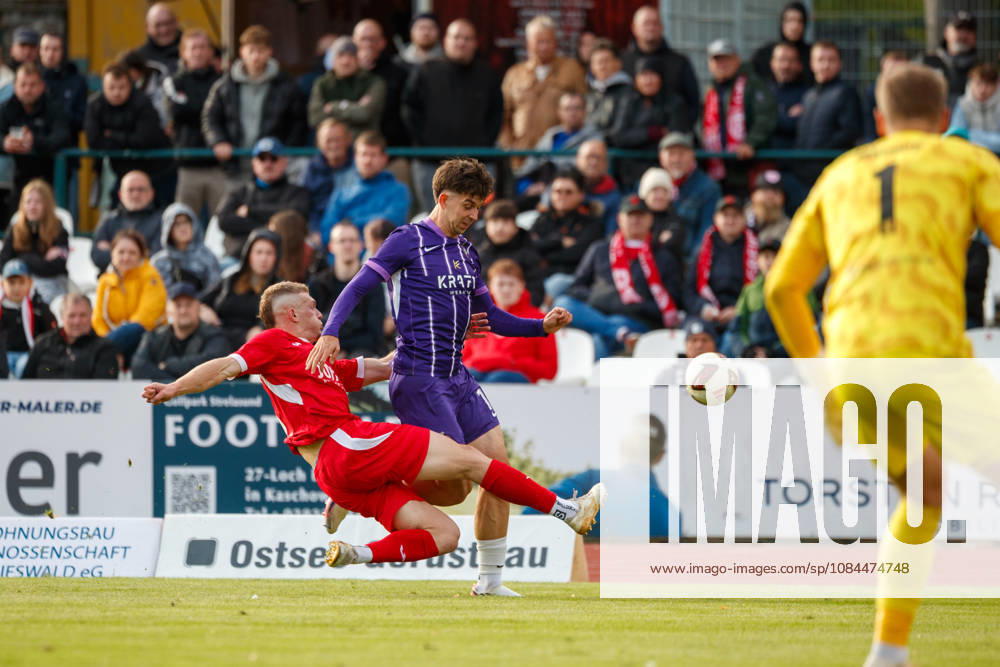 Links Lukas Walchhütter (Greifswald) gegen Christoph Pauling (Aue) ; GER, Greifswalder FC vs. FC Erzgebirge Aue, Fußball, Männer, Regionalliga Nordost, 12.Spieltag, Spielzeit 2026 2027, 11.10.2026 Greifswald Volksstadion Mecklenburg - Vorpommern Deutschland