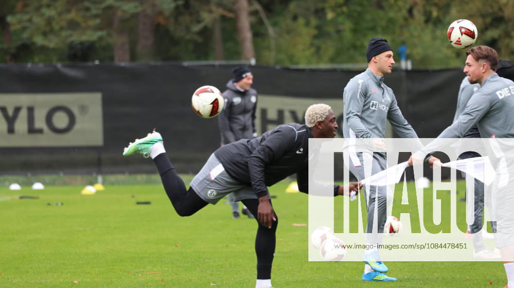 Fussball 1.Bundesliga , SV Elversberg - Training v.l. David Mokwa (SV 07 Elversberg) Luca Schnellbacher (SV 07 Elversberg) St. Ingbert