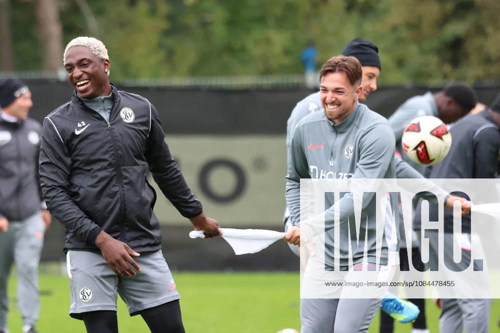 Fussball 1.Bundesliga , SV Elversberg - Training v.l. David Mokwa (SV 07 Elversberg) Luca Schnellbacher (SV 07 Elversberg) lacht, laechelt, positiv, zufrieden, laughs, smiles, positive, satisfied St. Ingbert