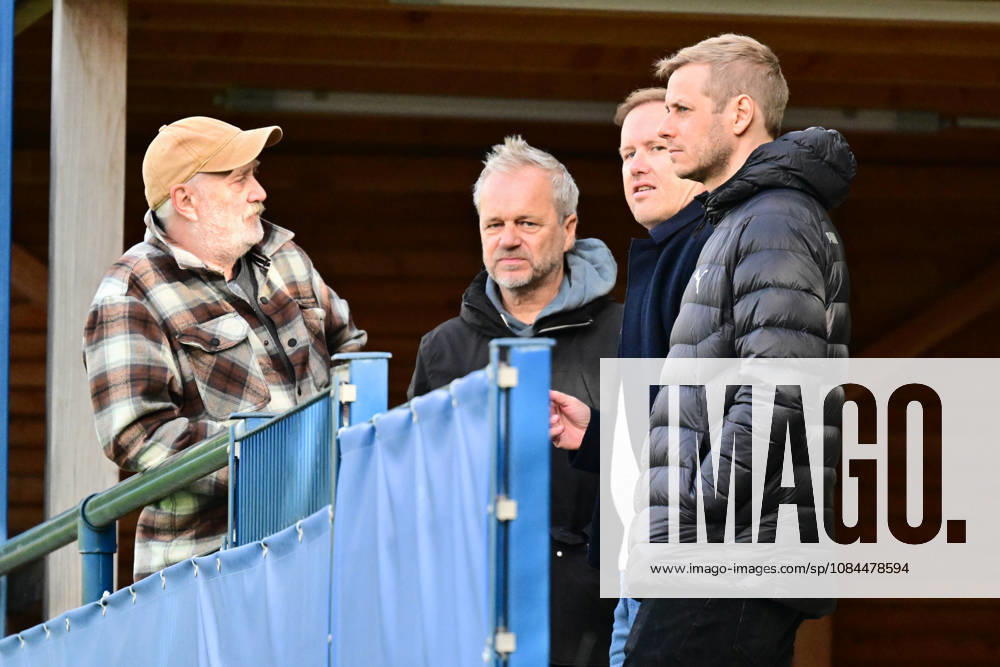 Fußball, Herren, 2.BL (Bundesliga), Saison 2026 2027, Holstein Kiel Training, KSV Geschäftsführer Olaf Rebbe mit Journalisten Kiel, nähe Holstein-Stadion Projensdorf, Trainingszentrum, N Schleswig-Holstein Deutschland