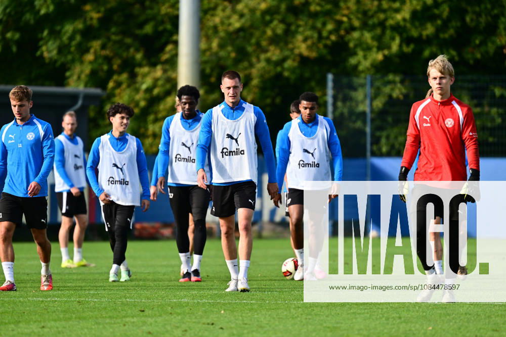 Fußball, Herren, 2.BL (Bundesliga), Saison 2026 2027, Holstein Kiel Training, KSV Ivan Nekic geht vorweg Kiel, nähe Holstein-Stadion Projensdorf, Trainingszentrum, N Schleswig-Holstein Deutschland