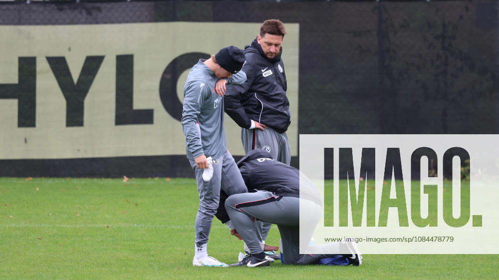 Fussball 1.Bundesliga , SV Elversberg - Training v.l. Cole Campbell (SV 07 Elversberg) verletzt, Verletzung, Schmerz, Schmerzen, injured, injury, pain, pains Training beendet. Vincent Wagner Trainer (SV 07 Elversberg) St. Ingbert