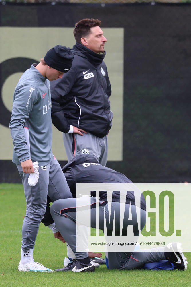 Fussball 1.Bundesliga , SV Elversberg - Training v.l. Cole Campbell (SV 07 Elversberg) verletzt, Verletzung, Schmerz, Schmerzen, injured, injury, pain, pains Training beendet. Vincent Wagner Trainer (SV 07 Elversberg) St. Ingbert