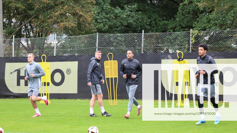 Fussball 1.Bundesliga , SV Elversberg - Training v.l. Luis Seifert (SV 07 Elversberg) Jan Gyamerah (SV 07 Elversberg) Francis Onyeka (SV 07 Elversberg) St. Ingbert