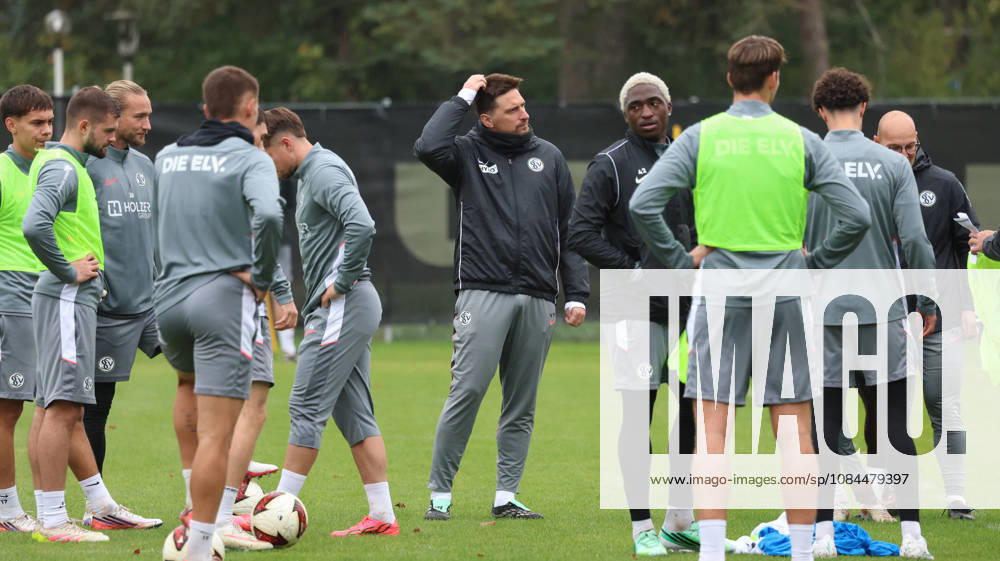 Fussball 1.Bundesliga , SV Elversberg - Training v.l. Vincent Wagner Trainer (SV 07 Elversberg) St. Ingbert