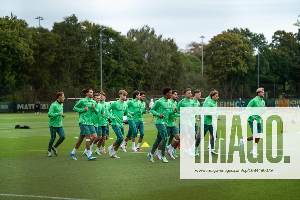 GER, Fussball, Herren, 1. Bundesliga, Saison 2026 2027, Training, SV Werder Bremen Senne Lynen ( Werder Bremen, 14 ), Mitchell Weiser ( Werder Bremen, 08 ) , Mick Schmetgens ( Werder Bremen, 33 ), Paul Erevbenagie ( Werder Bremen, 38 ), Ludovit Reis ( Werder Bremen, 15 ), Youri Regeer ( Werder Bremen, 44 ), Chuki ( Werder Bremen, 20 ), Niclas Füllkrug ( Werder Bremen, 10 ) und Team beim Laufen Bremen Trainingsgelände Weserstadion Bremen Deutschland