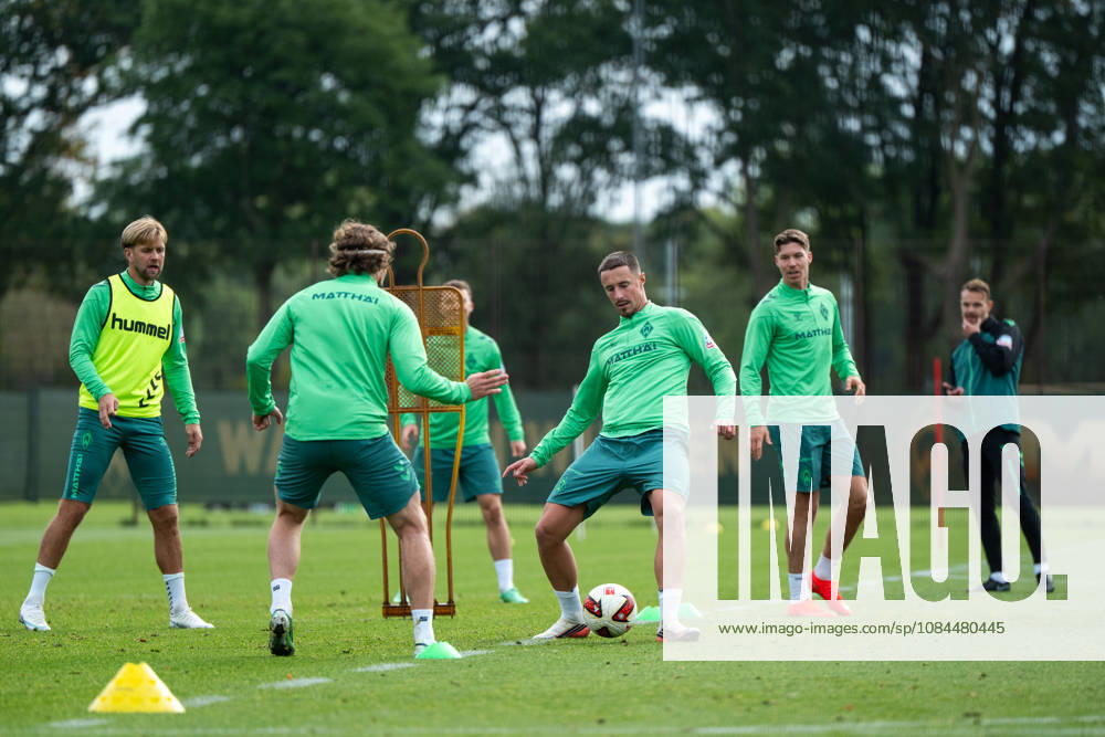 GER, Fussball, Herren, 1. Bundesliga, Saison 2026 2027, Training, SV Werder Bremen Marco Friedl ( Werder Bremen, 32 ) am Ball, daneben Cedric Itten ( Werder Bremen, 26 ), Mitchell Weiser ( Werder Bremen, 08 ), Niclas Füllkrug ( Werder Bremen, 10 ) Bremen Trainingsgelände Weserstadion Bremen Deutschland
