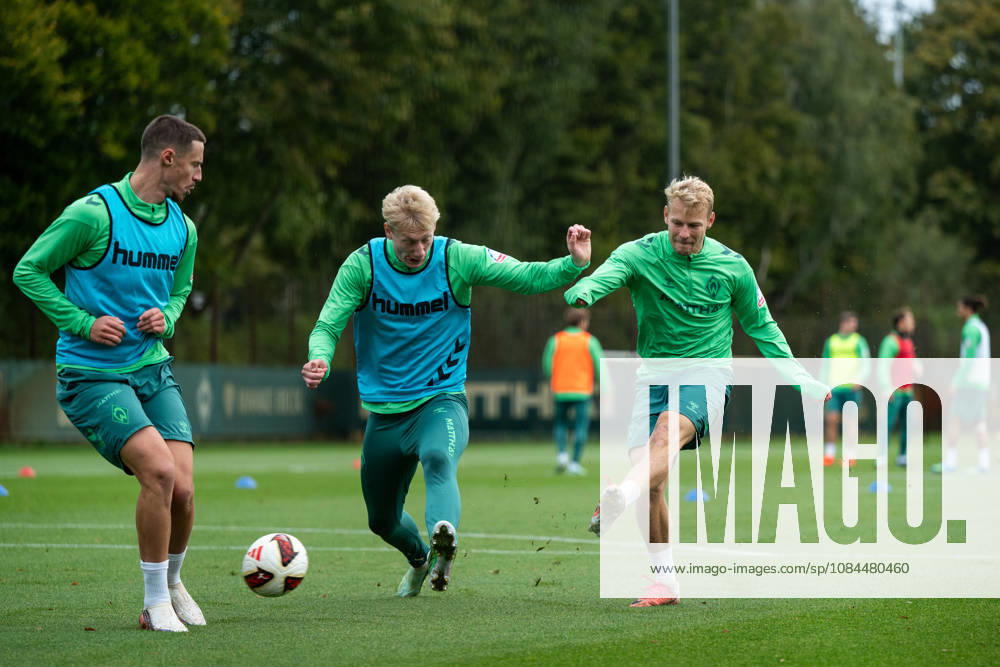 GER, Fussball, Herren, 1. Bundesliga, Saison 2026 2027, Training, SV Werder Bremen Marco Grüll ( Werder Bremen, 17 ) am Ball im Zweikampf mit Oskar Wojcik ( Bremen, 03 ), Marco Friedl ( Werder Bremen, 32 ) Bremen Trainingsgelände Weserstadion Bremen Deutschland