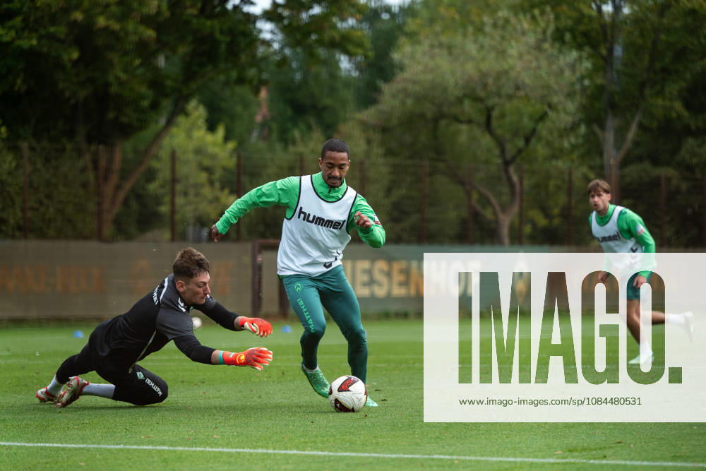 GER, Fussball, Herren, 1. Bundesliga, Saison 2026 2027, Training, SV Werder Bremen Arthur ( Werder Bremen, 13 ) am Ball im Zweikampf mit Stefan Smarkalev ( Bremen, 37 ) Bremen Trainingsgelände Weserstadion Bremen Deutschland
