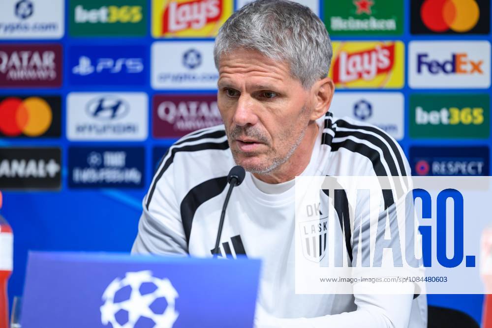 SOCCER - UEFA CL, LASK vs Liverpool LINZ,AUSTRIA,13.OCT.26 - SOCCER - UEFA Champions League, Linzer ASK vs Liverpool FC, preview, press conference, PK, Pressekonferenz LASK. Image shows head coach Dietmar Kuehbauer (LASK). GEPAxpictures xChristianxMoser