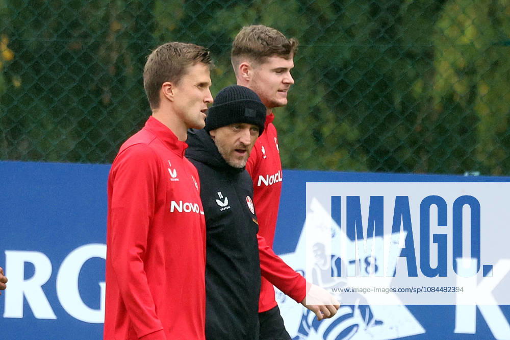 Fussball 2.Bundesliga, 1.FC Kaiserslautern - Training v.l. Fabian Kunze (1.FC Kaiserslautern) Torsten Lieberknecht Trainer (1.FC Kaiserslautern) Alex Murphy (1.FC Kaiserslautern) Kaiserslautern