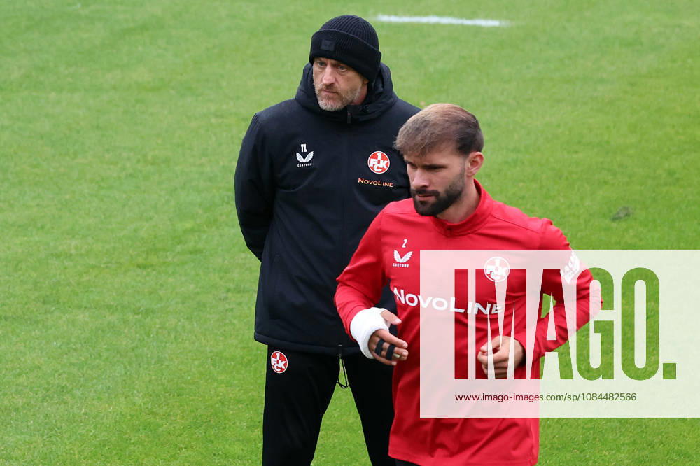 Fussball 2.Bundesliga, 1.FC Kaiserslautern - Training v.l. Torsten Lieberknecht Trainer (1.FC Kaiserslautern) Simon Asta (1.FC Kaiserslautern) Handbandage, (Gips?) Fingerschiene Kaiserslautern