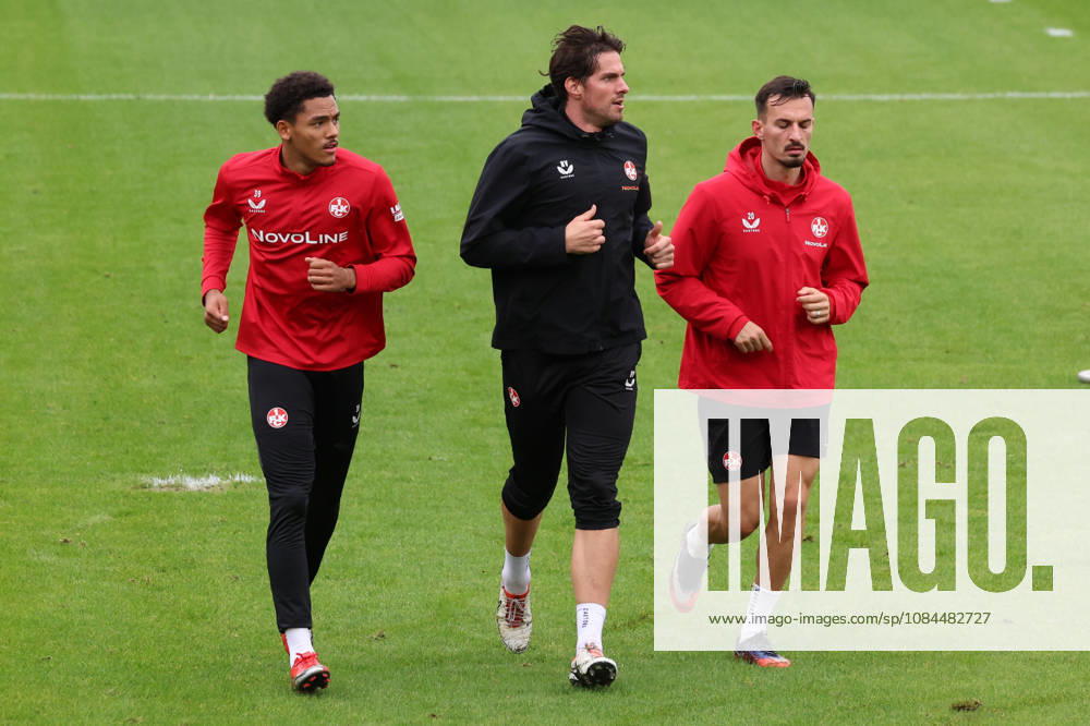 Fussball 2.Bundesliga, 1.FC Kaiserslautern - Training v.l. Thierry Tazemeta (1.FC Kaiserslautern) Nils Vogt Athletiktrainer (1.FC Kaiserslautern) Mergim Berisha (1.FC Kaiserslautern) Kaiserslautern