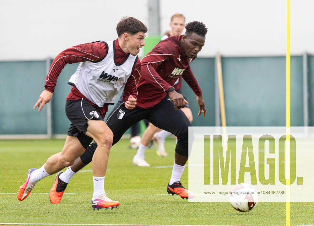 Mert Kömür (FC Augsburg 36) im Laufduell gegen Juma Bah (FC Augsburg 35); FC Augsburg, Training,