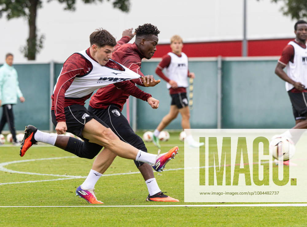 Mert Kömür (FC Augsburg 36) Torschuß gegen Juma Bah (FC Augsburg 35); FC Augsburg, Training,